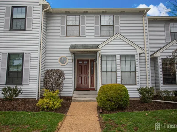 102 Timber Oaks Rd, Edison, NJ 08820