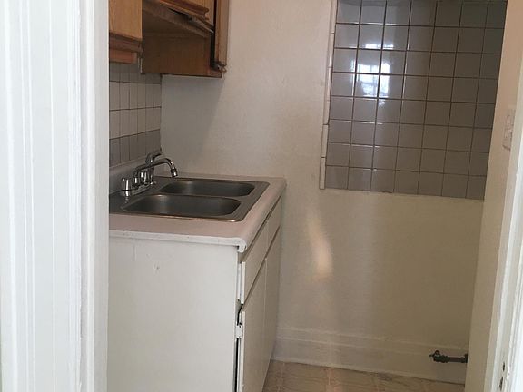 3rd image of 1015 W 71st St APT B