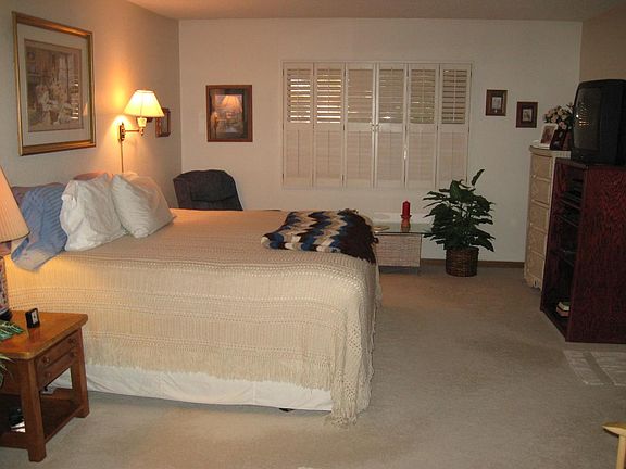 5th image of 630 W Port Royale Ln