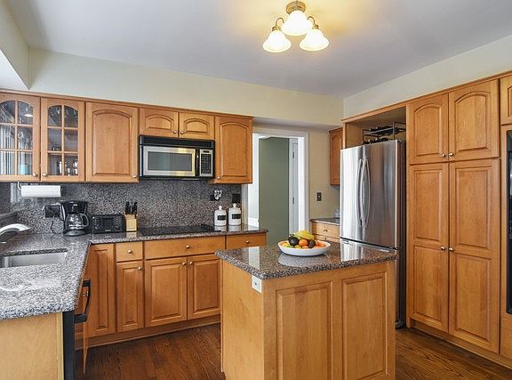 5th image of 1027 Blackthorn Ln