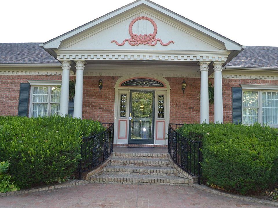 1st image of 811 Dennis Ave