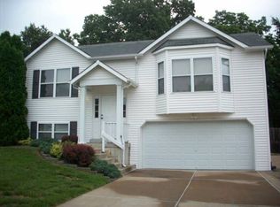 932 Sunset Farms Dr, Saint Charles, MO 63304