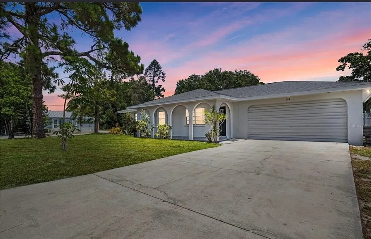 3 bed, 1.5 bath, 1500 sqft, $2,300 — Photo 1