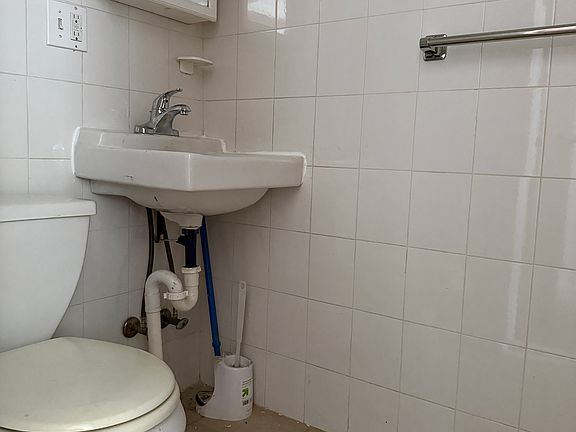 3rd image of 1011 Cherry St Floor 3R