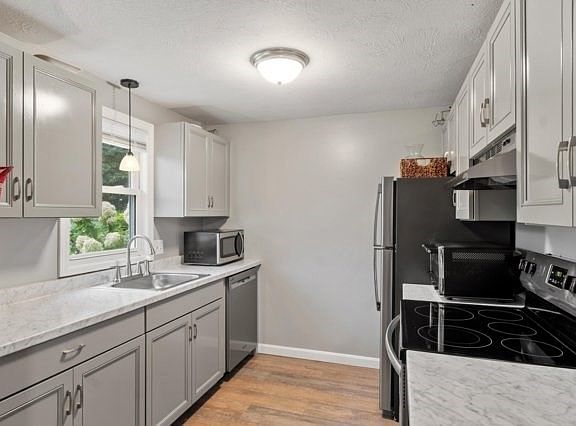 4th image of 30 Sycamore Dr