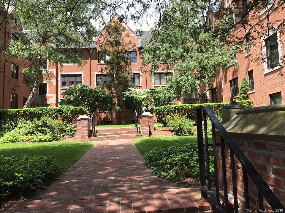 Beautifully kept entryway grounds