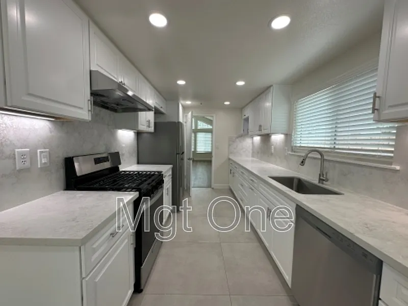 4 bed, 2.0 bath, 1724 sqft, $3,800 — Photo 2