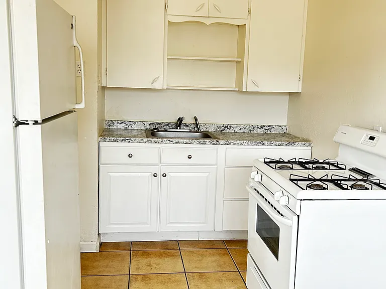 6633 N 67th Ave #7 — Photo 5