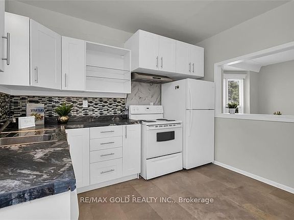4th image of 746 King St W