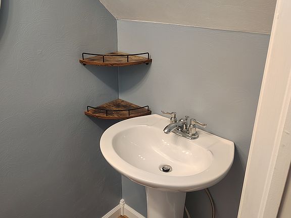 Main level 1/2 bath