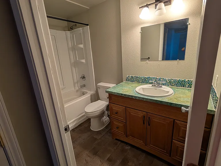 bathroom with tub/shower