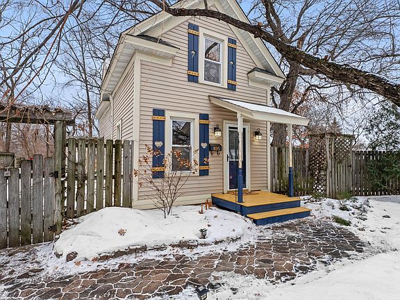 3rd image of 895 Clarence St