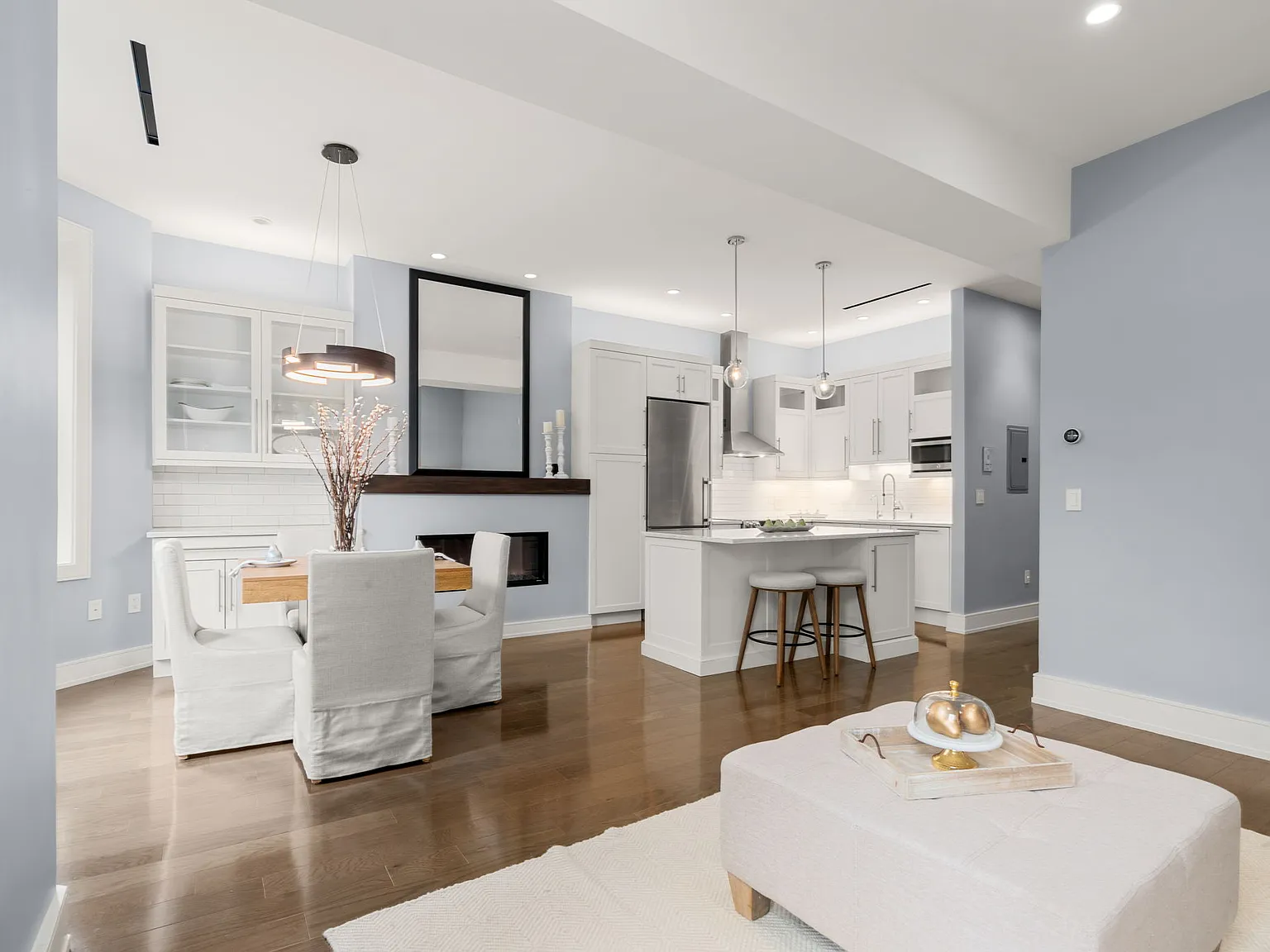2 bed, 867 sqft, $5,300 — Photo 2
