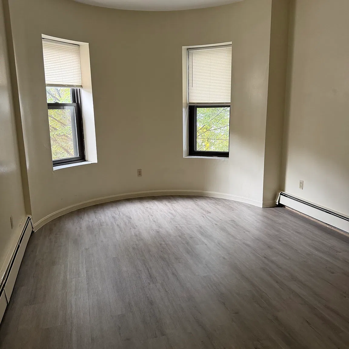 3 bed, 1.5 bath, 900 sqft, $3,300 — Photo 2