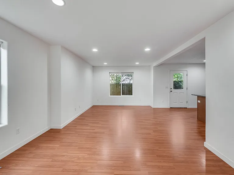 1158 SE Oak St — Photo 6