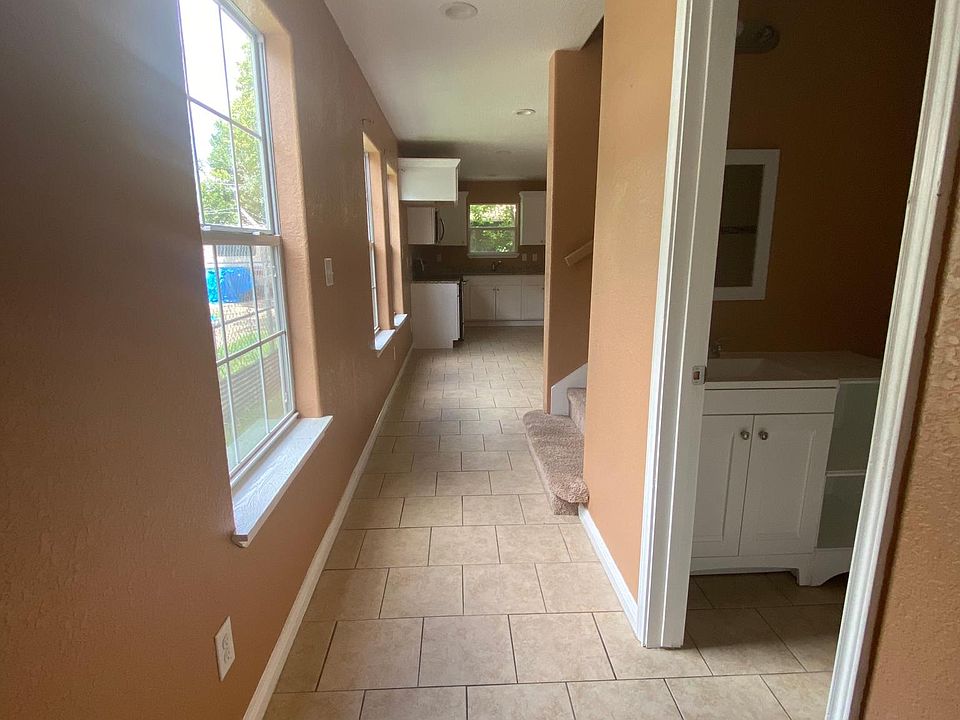 Walkway to living room and kitchen