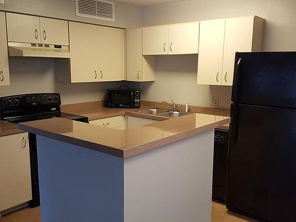 4th image of 415 Lakepointe 110 Dr