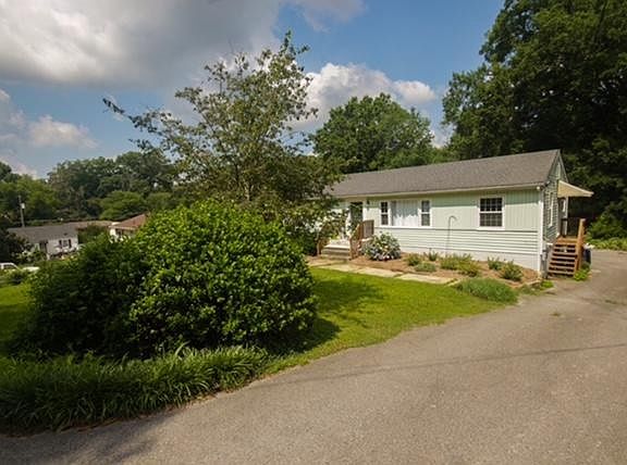 2nd image of 11 Belvoir Cir