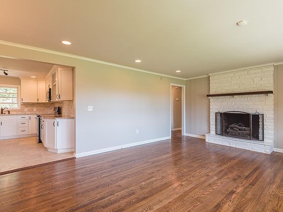 3rd image of 4042 Longwood Dr