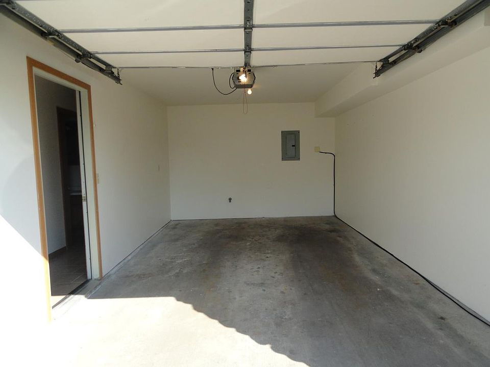 1 car attached garage w/opener
