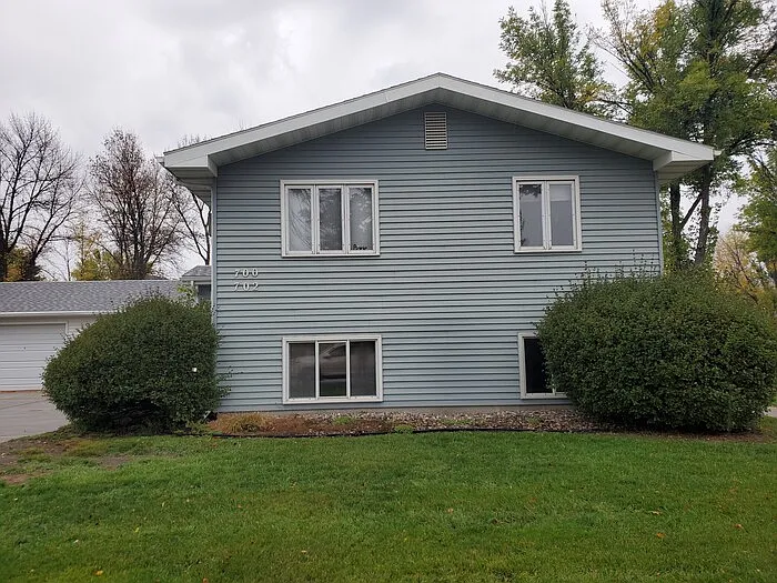 700 Great Plains Ct #UPPER LEVEL — Photo 2