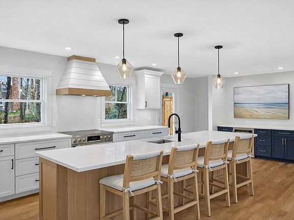 4th image of 255 Epanow Road
