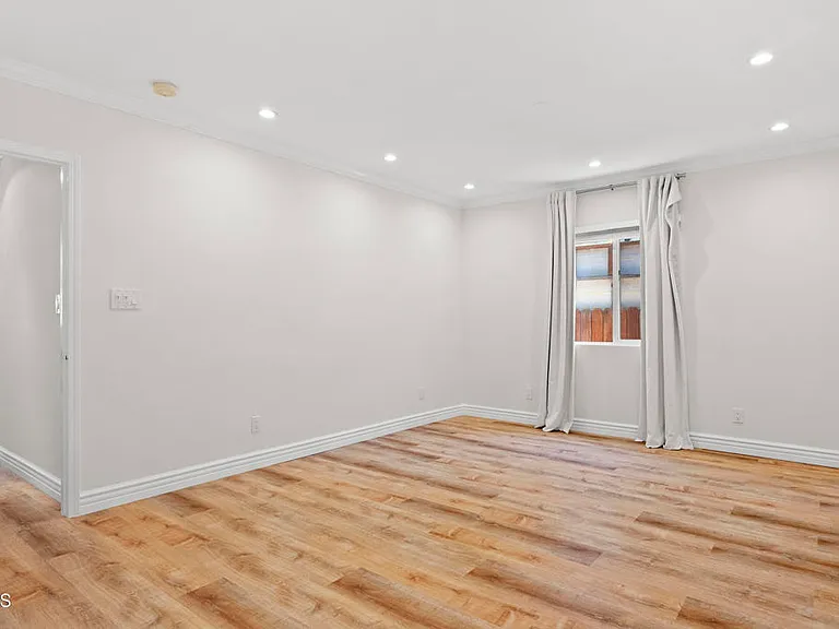 4951 Enfield Ave — Photo 12