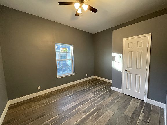 3rd image of 810 Park Dr