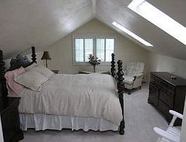 Private Guest Room w Skylights