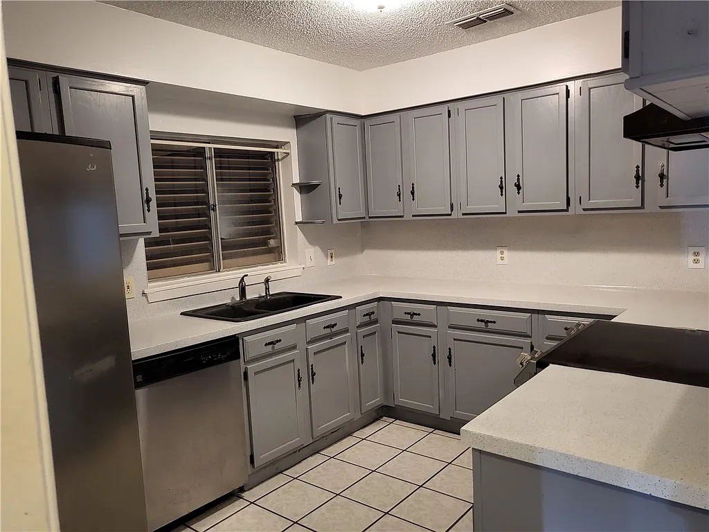 3 bed, 2.0 bath, 1409 sqft, $1,900 — Photo 3