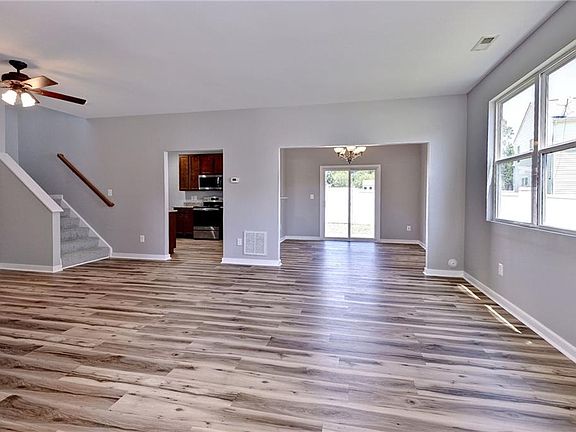 4th image of 102 Tetbury Ln