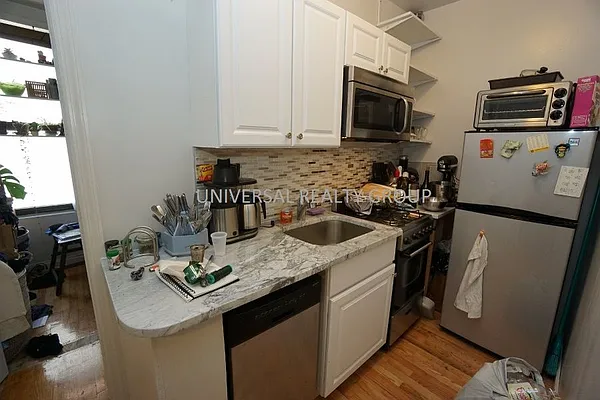 Rented by Universal Realty Group | media 16