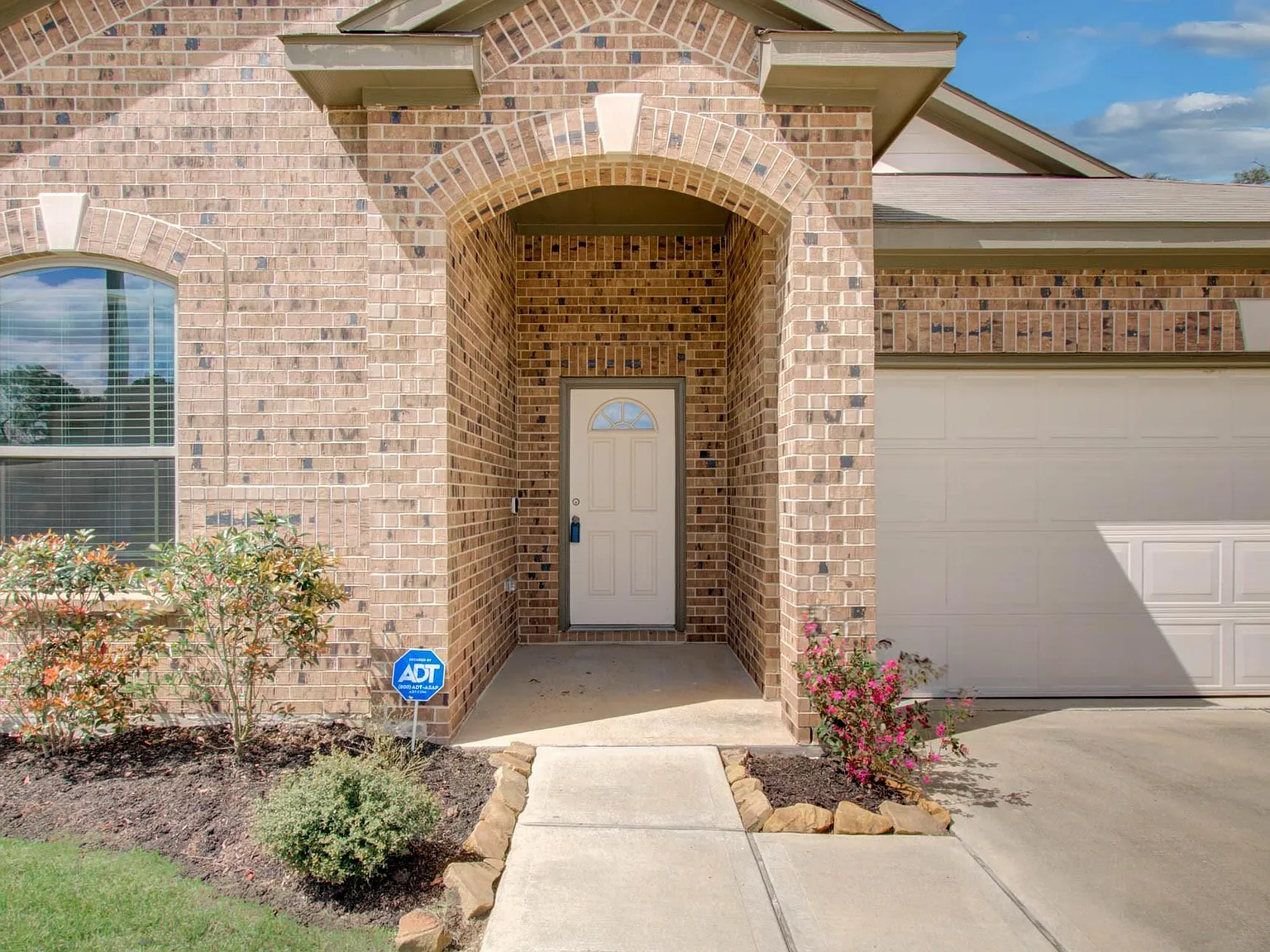3 bed, 2.0 bath, 1639 sqft, $1,695 — Photo 2