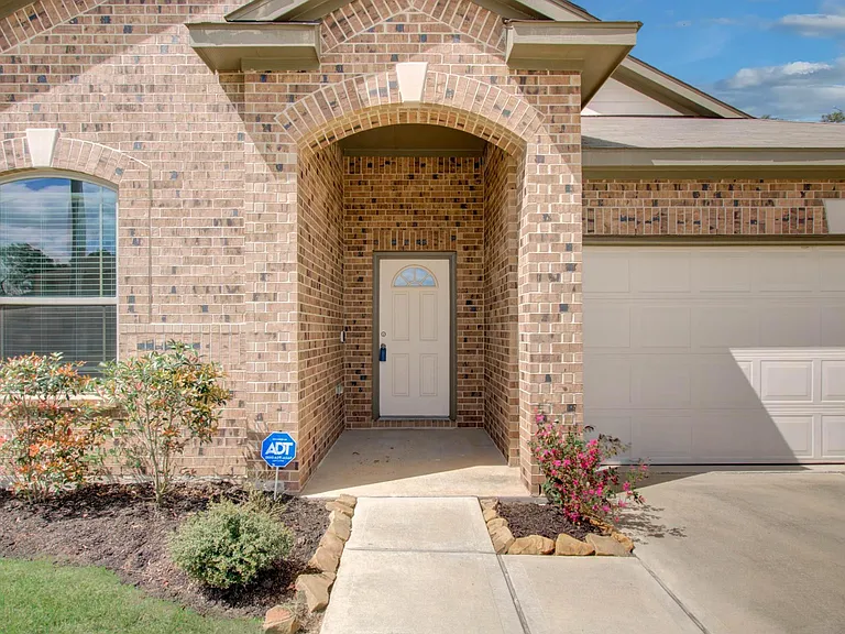 2009 Cedar Branch Dr — Photo 2