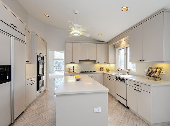 4th image of 765 Carlyle Ct