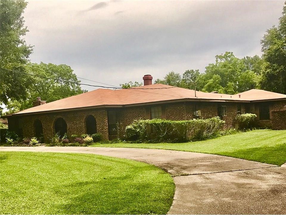 Front of home w/ Circular Driveway