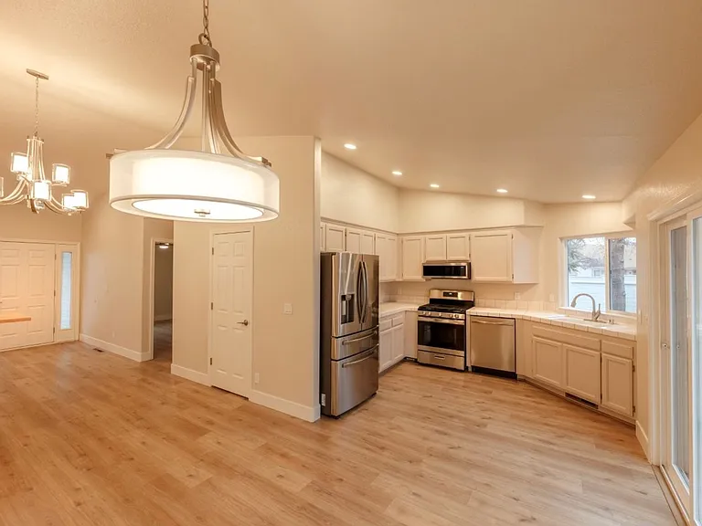 7562 Wheeldale Cir — Photo 4