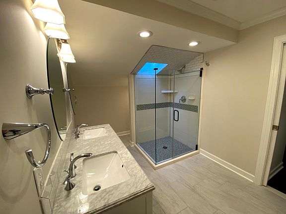 Ensuite bathroom with nook