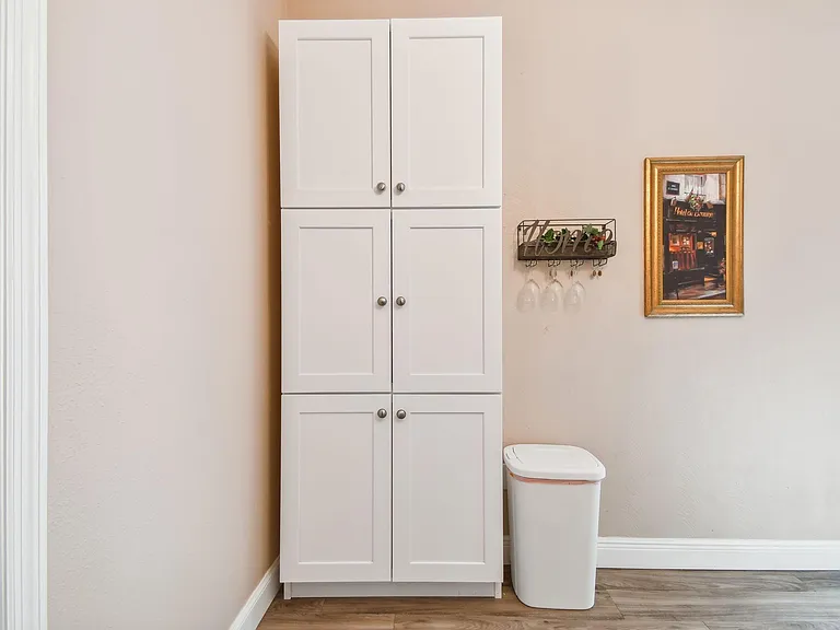 Plenty of cabinets for your food.
