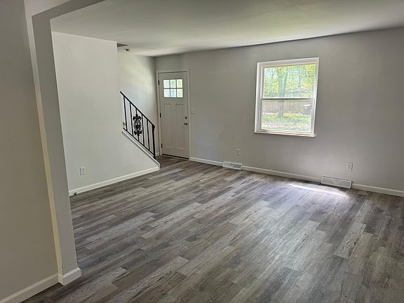 4th image of 4805 Erie St