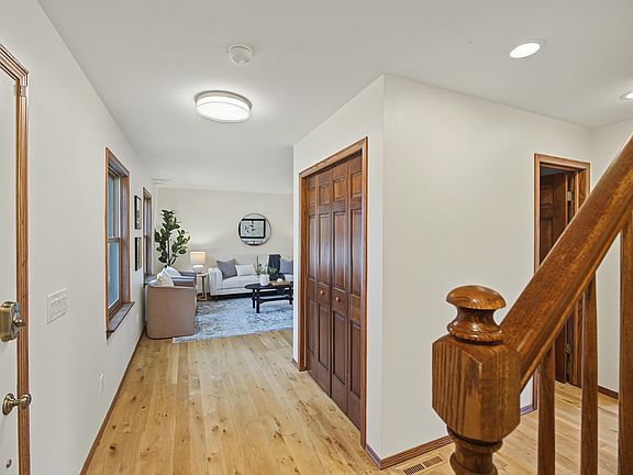 3rd image of 525 Harvest Ln