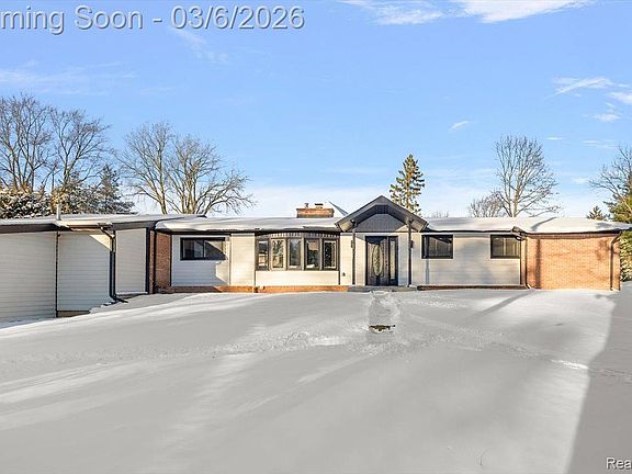 2nd image of 3267 Greentree Rd