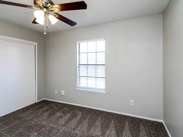 131 London Ln — Photo 13