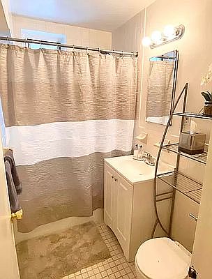 3rd image of 245-20 Grand Central Pkwy APT Lg