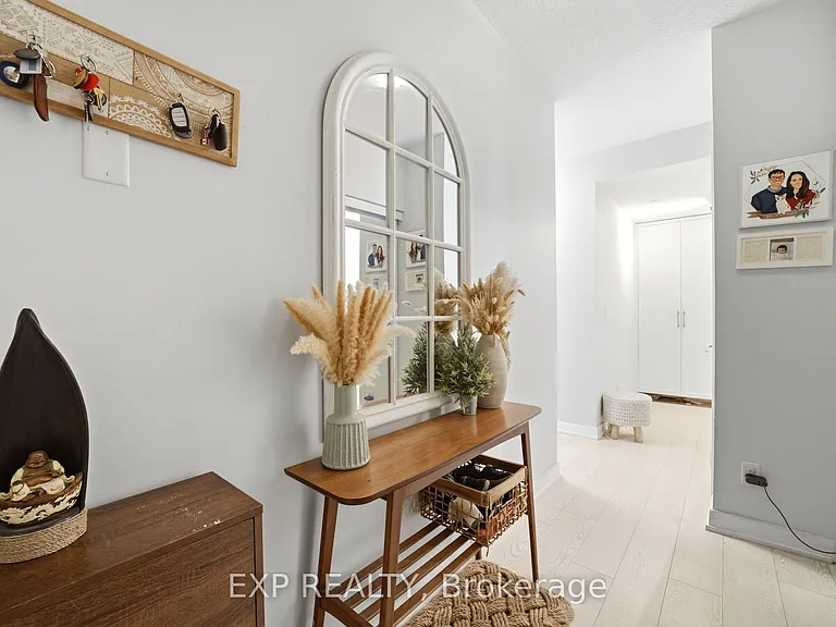 20 Bruyeres Mews #LPH07 — Photo 36