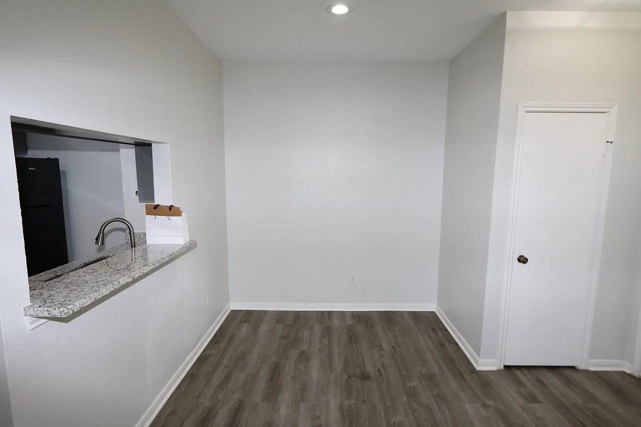 1 bed, 1.5 bath, 924 sqft, $1,100 — Photo 4