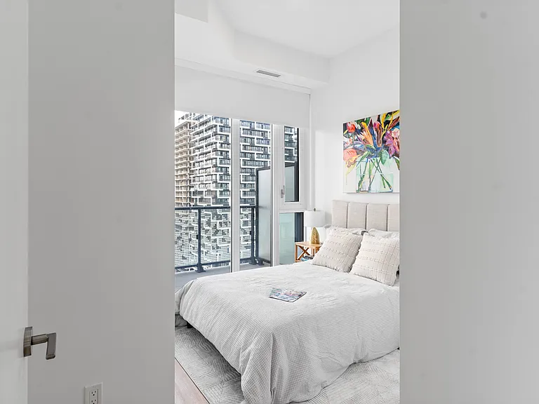 101 Roehampton Ave — Photo 46