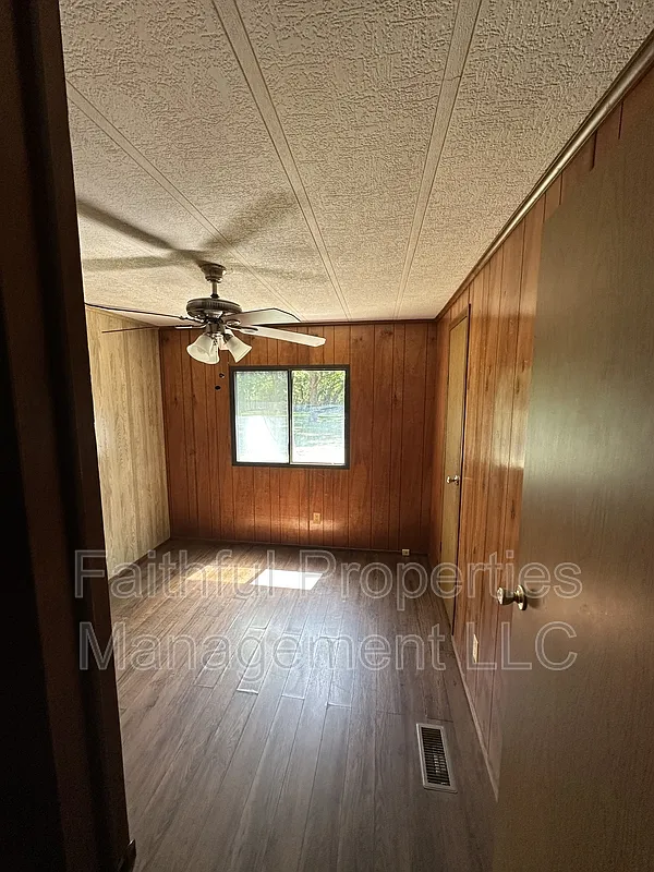 3 bed, 2.0 bath, $1,095 — Photo 2
