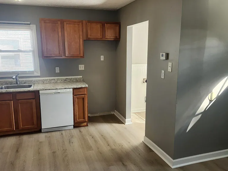 501 Grosvenor Ave NW — Photo 5