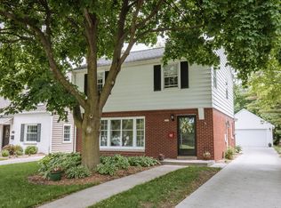 2466 N 89th St, Wauwatosa, WI 53226
